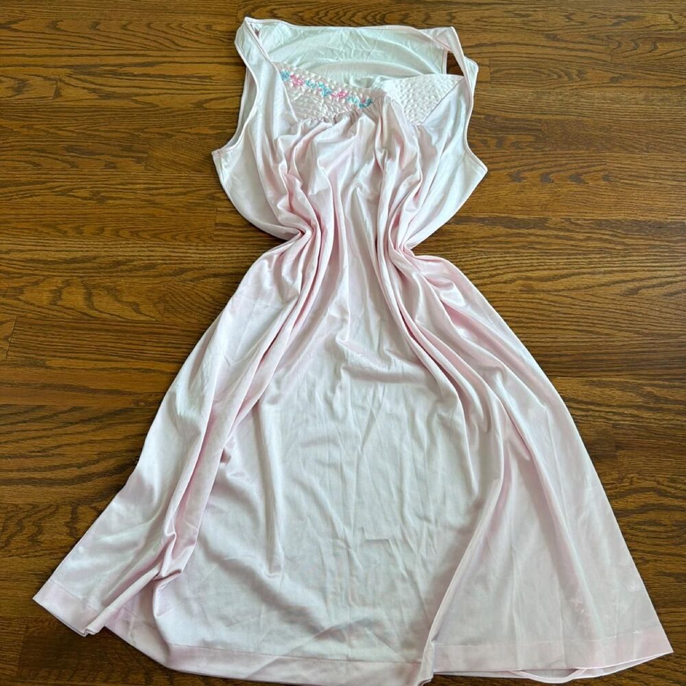 vintage y2k light pink nightgown with cute floral flowers detailing